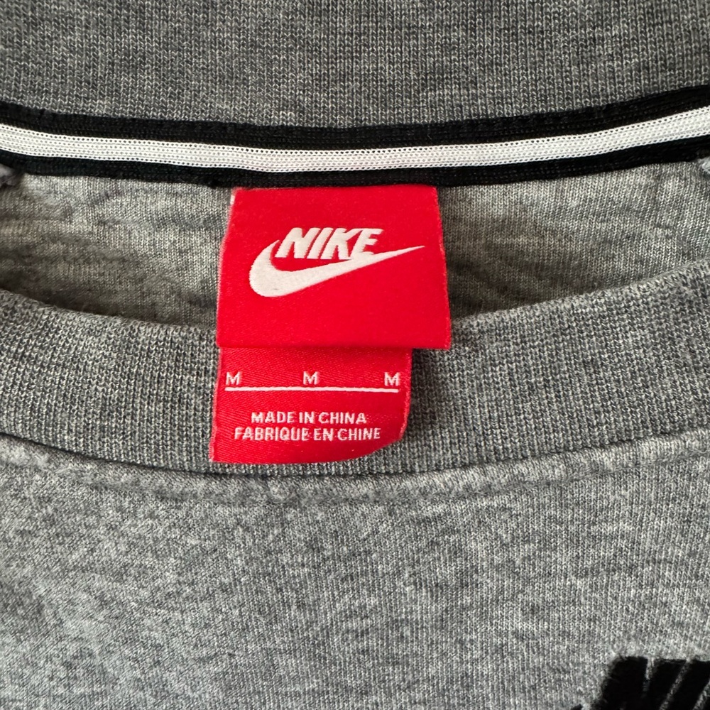 Nike Women's Quilted Gray Crewneck Sweatshirt Size Medium - Picture 3 of 5
